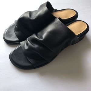 KUPURI Súper soft and cool slip on sandals $235